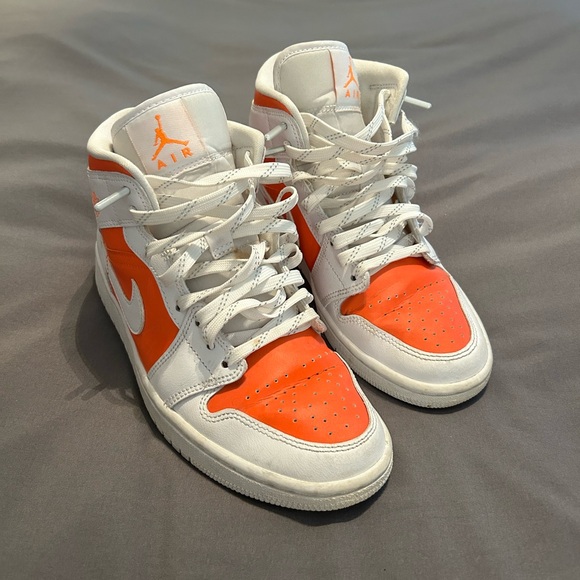 Women’s Jordan 1’s - Picture 1 of 9